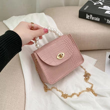 Load image into Gallery viewer, Pearl Handle Chain Crossbody Bag
