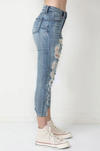Load image into Gallery viewer, Distressed Skinny Jeans
